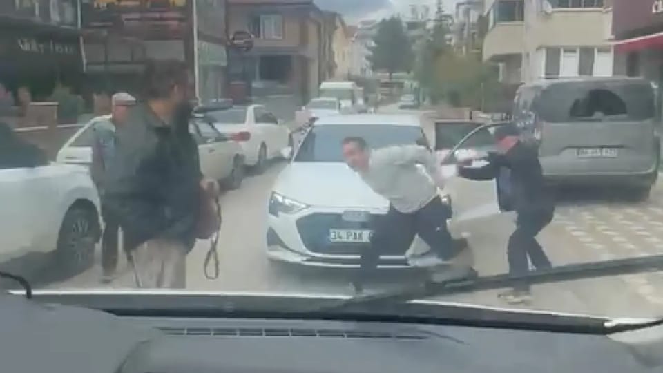 Tokat'ta yol verme tartışması: Otomobil sürücüsü öğrenci servisine saldırdı