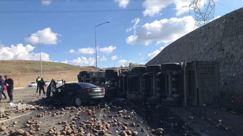 Ağrı Hamur'da tır ile otomobil çarpıştı: 4 ölü, 1 yaralı