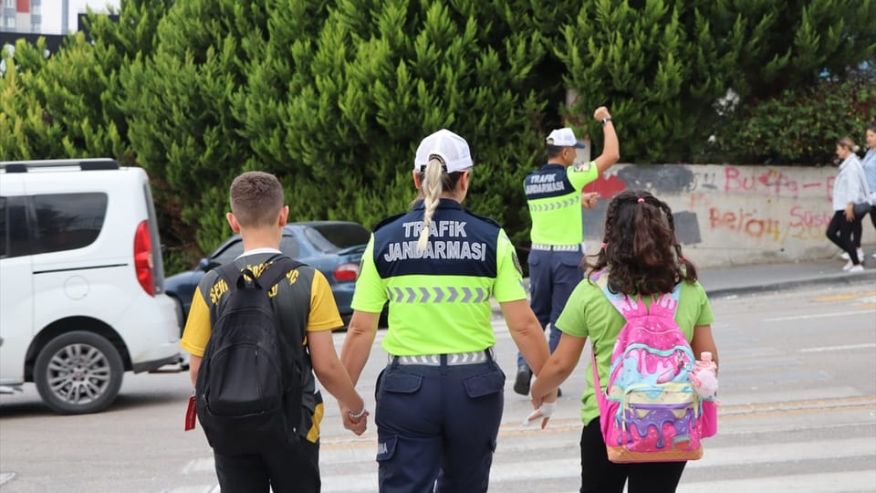 Ankara'da okul çevrelerinde yapılan denetimlerde 19 bin 854 kişi sorgulandı