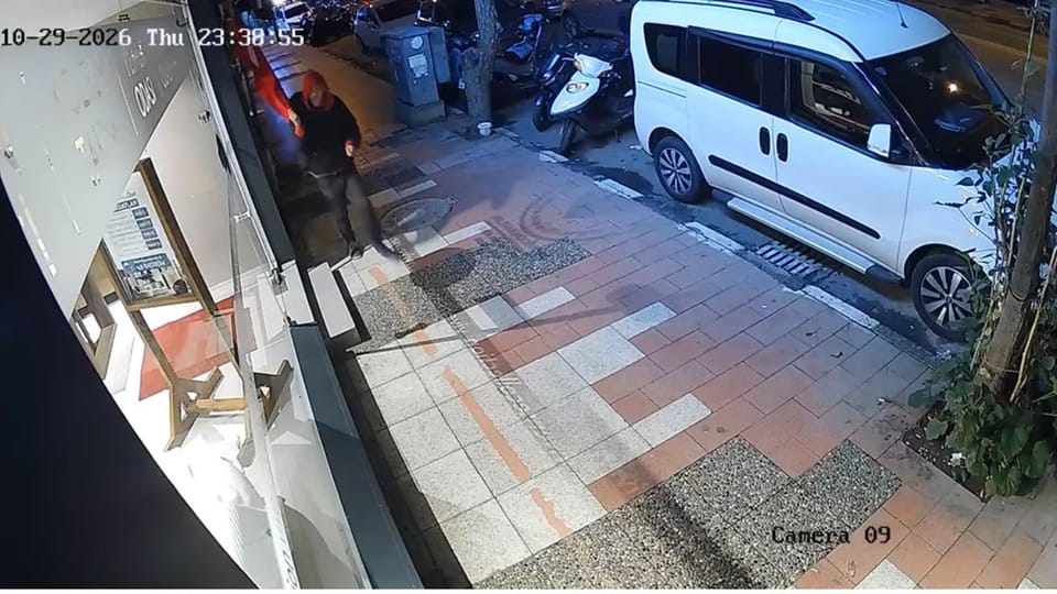 Manisa'da mağaza önündeki Türk bayrağı yere atıldı, polis inceleme başlattı