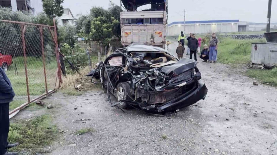 Dörtyol'da hemzemin geçitte tren otomobile çarptı: 1 ölü, 1 yaralı