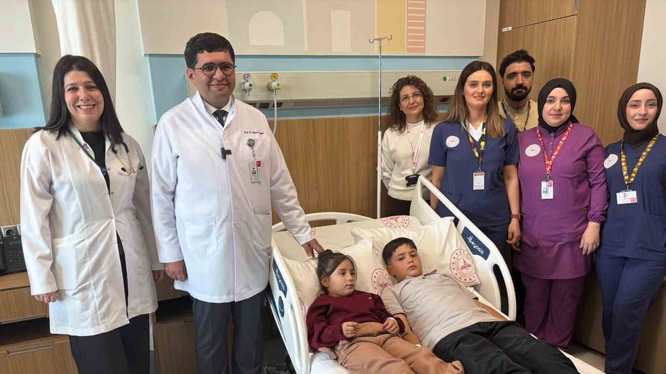 Gaziantep'te iki kardeşin kalbindeki delik aynı gün kapalı yöntemle onarıldı