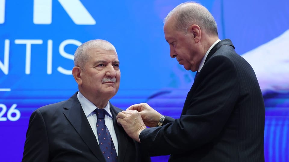 Bursa Milletvekili Torun AK Parti'ye geçti, rozetini Erdoğan taktı