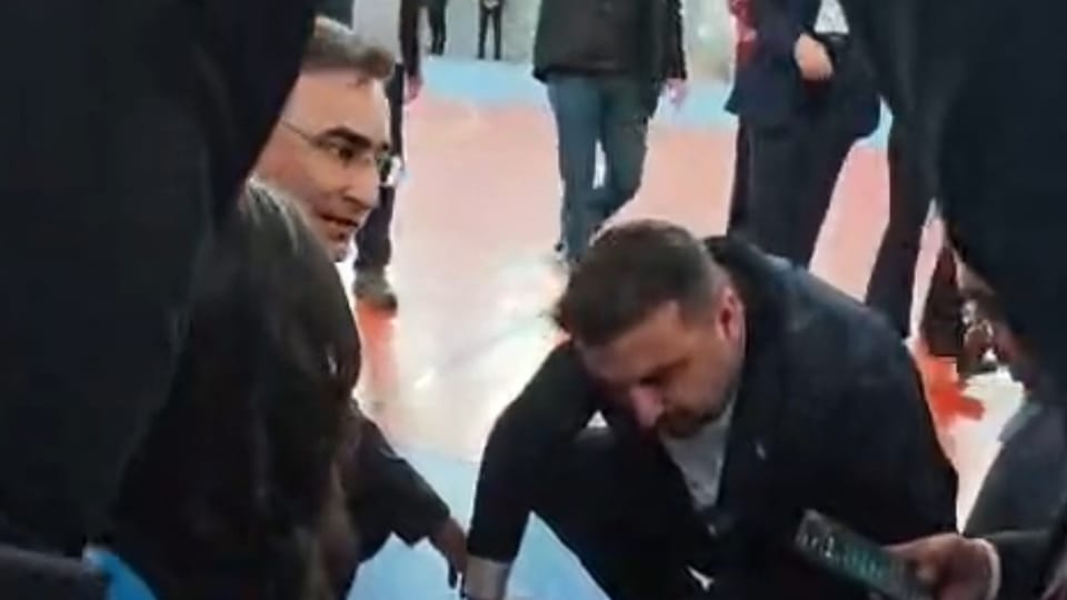 Cumhuriyet Bayramı töreninde fenalaşan öğrenciye doktor isimler yardım etti