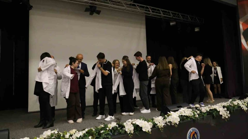 Avrasya Üniversitesi'nde sağlık öğrencileri beyaz önlüklerini giydi