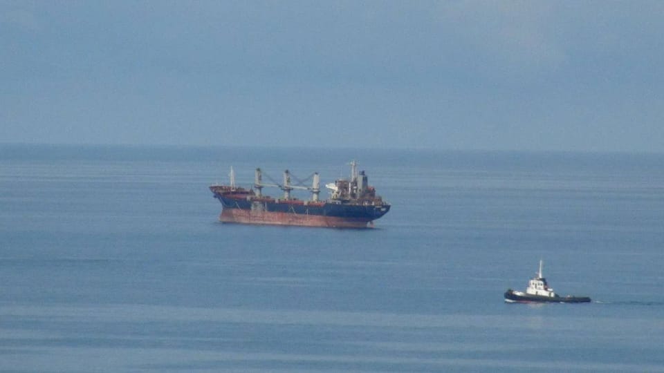 Dron saldırısına uğrayan yük gemisi Giresun açıklarına sürüklendi