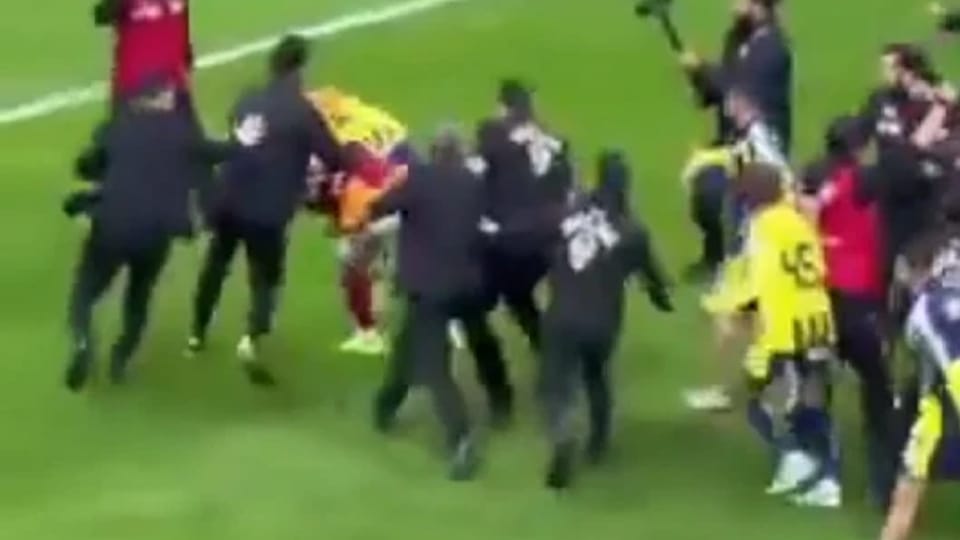 Galatasaray-Fenerbahçe derbisi sonunda futbolcular arasında arbede yaşandı