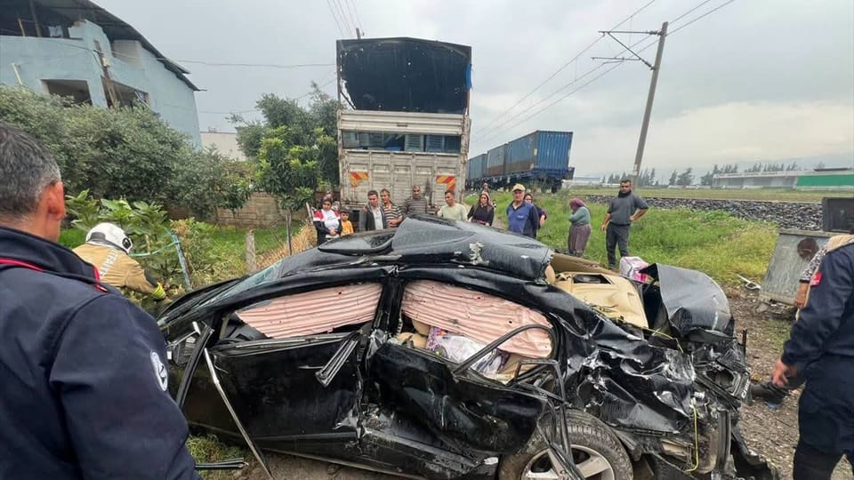 Dörtyol'da hemzemin geçitte tren otomobile çarptı: 2 ağır yaralı