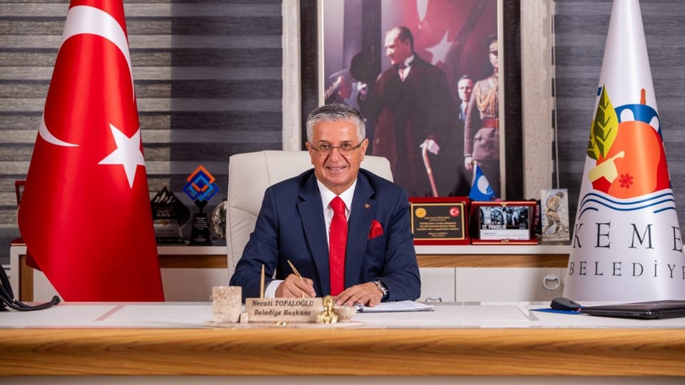 Kemer Belediye Başkanı Topaloğlu, 8 meclis üyesiyle CHP'den ayrıldı