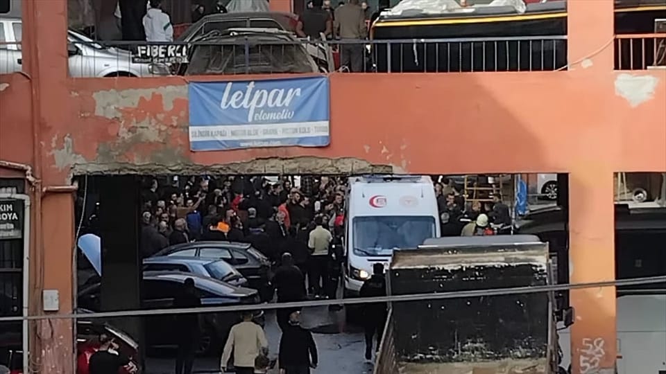 Ümraniye'de sanayi sitesindeki balkon kısmen çöktü, 3 işçi hastanelik oldu