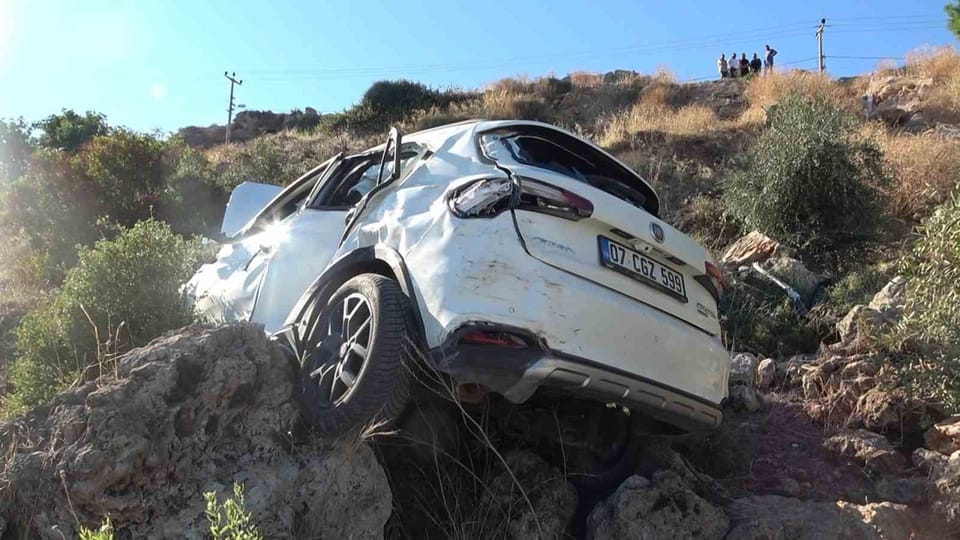 Antalya Kepez'de uçuruma yuvarlanan otomobilin 50 yaşındaki sürücüsü yaralandı