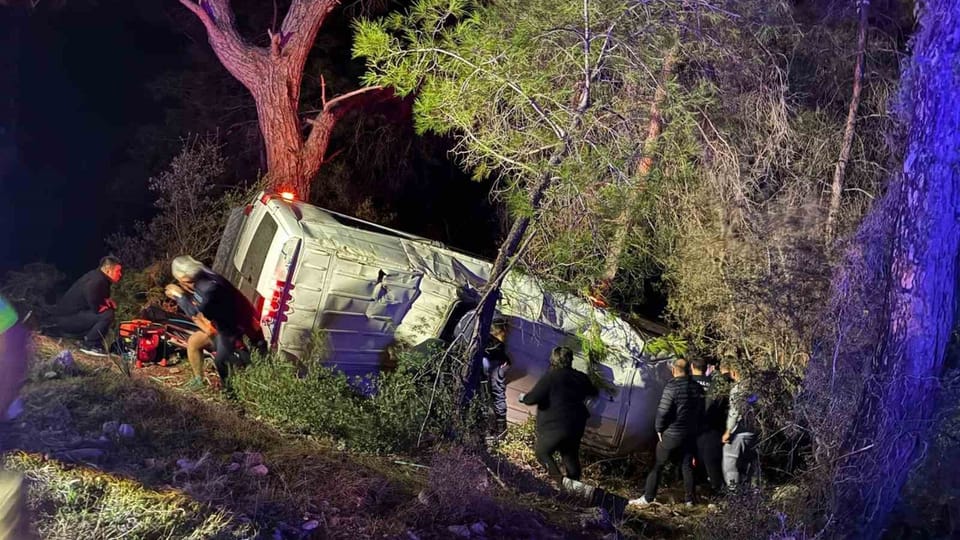 Kumluca'da dağcıları taşıyan tur minibüsü devrildi; sürücüyle birlikte 15 kişi hastanelik oldu
