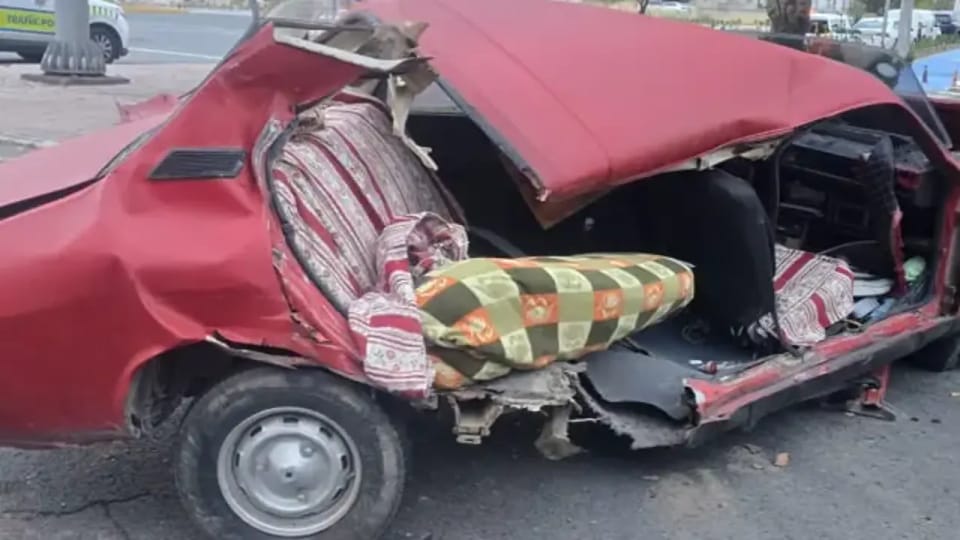 Minibüs ile çarpışan otomobil ikiye bölündü