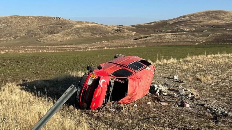 Konya Kulu'da işçileri taşıyan minibüs şarampole devrildi, 6 kişi yaralandı