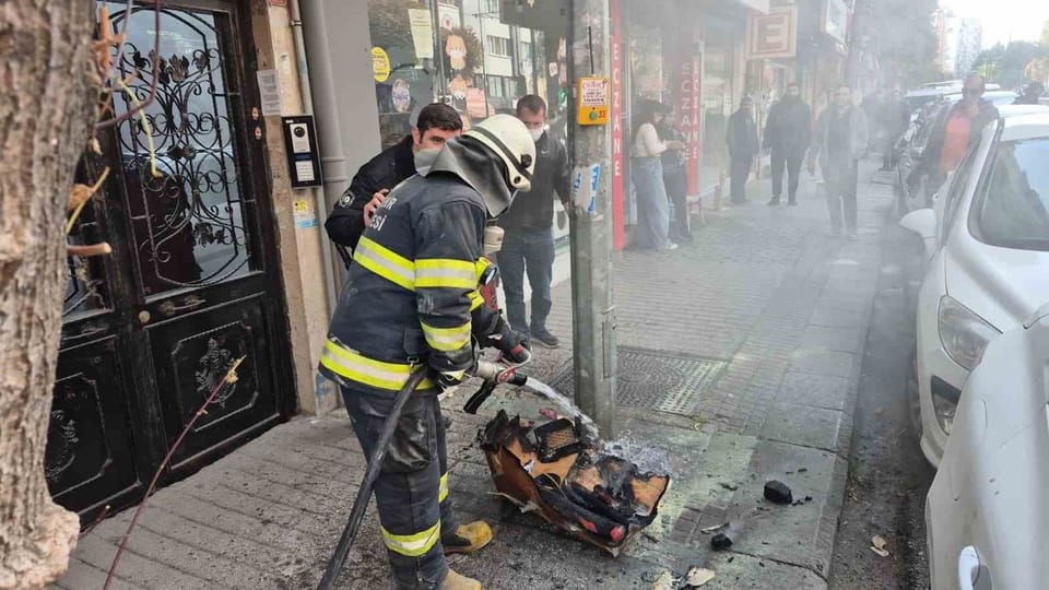 Eskişehir'de çiçekçi dükkanı yandı, işletme sahibi gözyaşlarını tutamadı