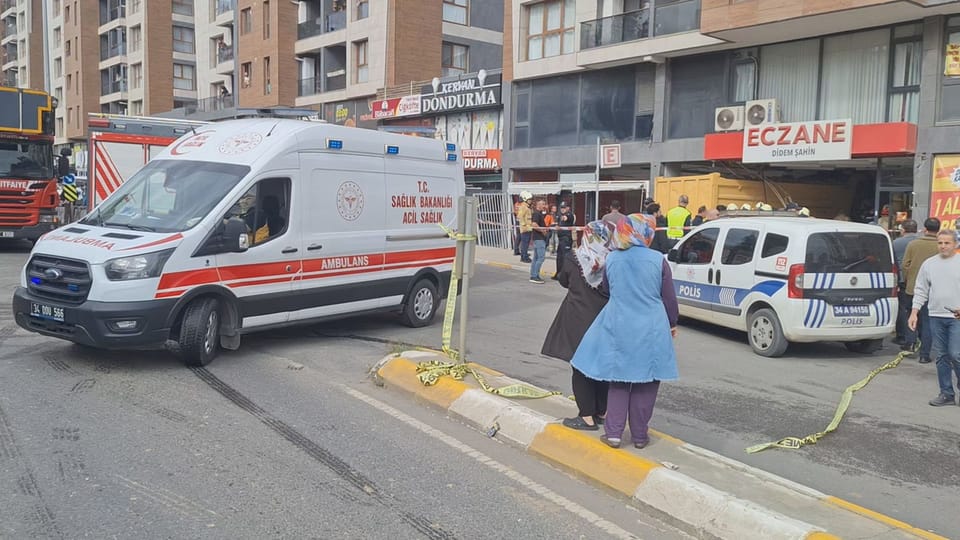 Pendik'te hafriyat kamyonu bina girişindeki eczaneye girdi
