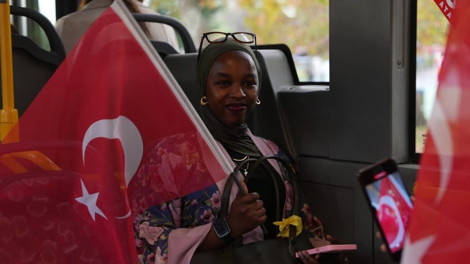 Yolculara 29 Ekim sürprizi! Marşlar yükseldi, otobüs bir anda kırmızı beyaza bütündü